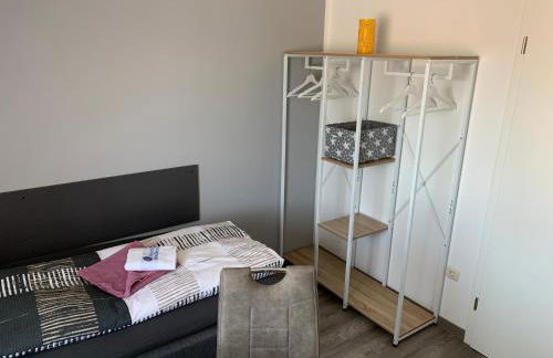 -Fewo Benz- Exklusive Ferienwohnung im Stadtzentrum von Wittenberge Modernes Ambiente, 3 Einzelzimmer für bis zu 6 Gäste - voll ausgestattet mit Waipu-TV und High-Speed-WLAN Bettwäsche und Handtücher inklusive! - Foto 17