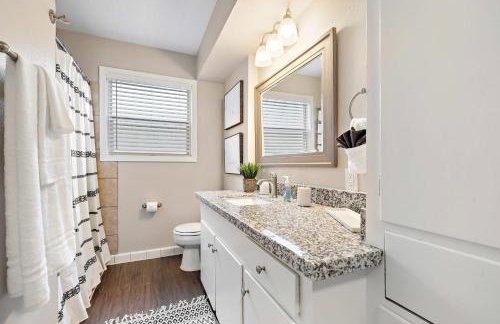 with Arcade and Covered Patio Sleep 9 in this 4 Bedroom 2 Bath Home 5 star host Deer Park TX - Foto 21