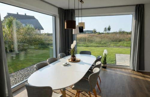 HausLIEBLINGSPLATZ - am Meer - Luxus Villa mit 4 Schlafzimmern, 3 Badezimmern Sauna, Kamin, Weber-Grill und Wallbox - Foto 8