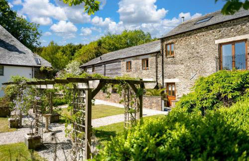 East Trenean Farm Cottages -4 Luxury Cornish Cottages sleeping 20 with hot tubs, private gardens, rural views and EV facilities - Foto 1
