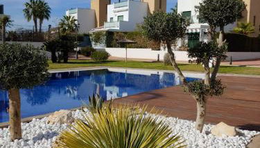 Three-bedroom holiday villa with magnificent pool next to the sea and golf courses - Photo 2