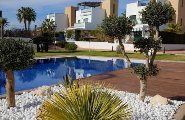 Three-bedroom holiday villa with magnificent pool next to the sea and golf courses - Photo 2