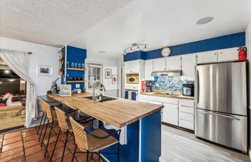 Vacation House! 6BR, FREE Heated Pool, Arcade & Hot Tub - Photo 4