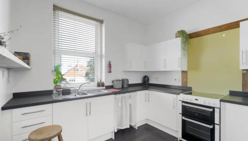 Bright Apartment w Parking & Distant Sea Views - Foto 5