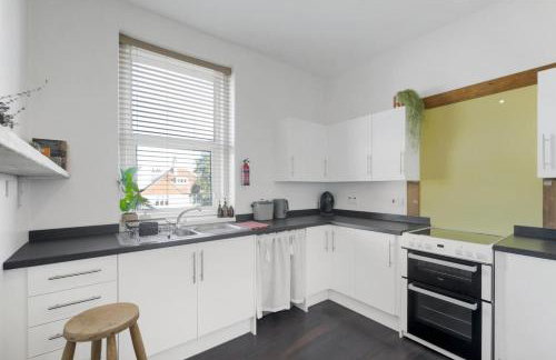 Bright Apartment w Parking & Distant Sea Views - Foto 5