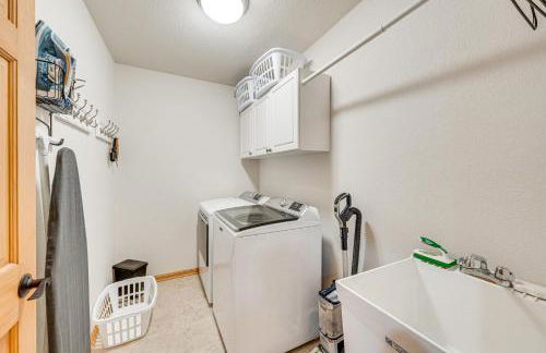 Luxury Prairie Retreat 5 Min from Madison! - Photo 15