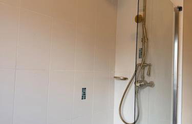 Luxury 2bed Sleeps 4 Flat Nr White Rose w Free Parking, Desks and Fast WiFi - Foto 16