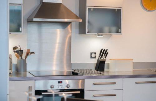 The Vizion serviced apartments from Pincott Properties - free parking, private balcony, and WiFi - Photo 75