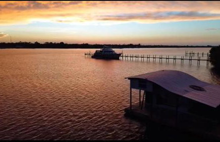 The Burrow-a floating cabin - Photo 5