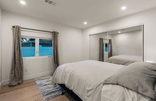 Spacious Modern Home with Rooftop & Private Backyard - Foto 31