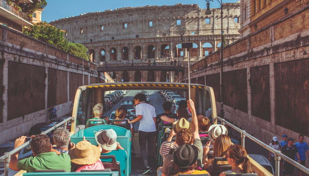 Autobus turistico di Roma - Foto 4, Il Colosseo visto dal tettuccio dell'autobus Big Bus
