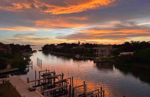 Waterside Retreat: Modern 2BR, Mins to Beach & Apt - Photo 12