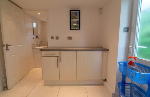 Amazing Guest Cottage in Nottingham with Parking! - Pass the Keys - Foto 17