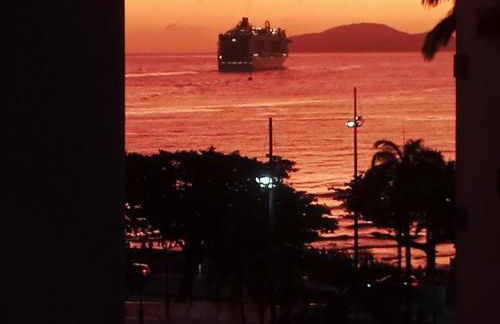 Ponta da Praia amplo 3dorm 3ban frente ao mar - Foto 5