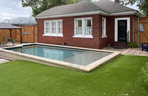 Charming home with pool, enclosed yard, patio & great Woodlawn Lake location - Foto 2