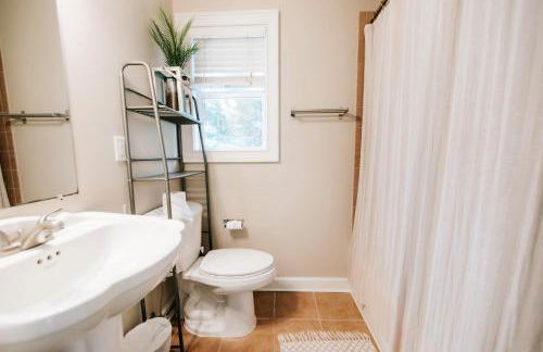 Cozy Cottage - Walk to Campus, Stadium, Downtown - Foto 28