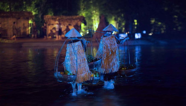 Deux artistes en costumes typiques