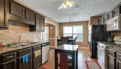 Atlanta Retreat with 2-Car Garage, Fenced Yard home - Photo 5