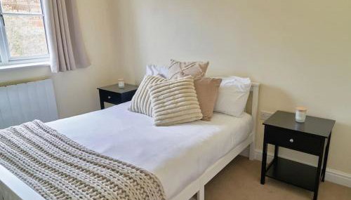 Modern 2 Bedroom Wokingham Apartment, En Suite, Free WiFi, On Site Parking, Sleeps 4 - Foto 1