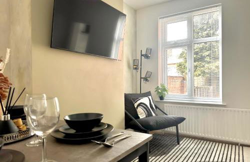 Central 4 Bed Home, FreeParking, 5TVs, Superfast WiFi - Photo 13