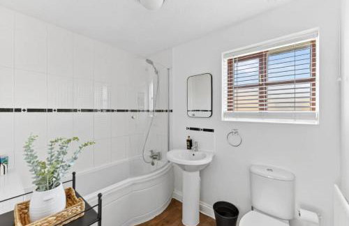 Detached House - Prime Location - Free Parking, Fast Wifi and Smart TVs with Sky TV and Netflix by Yoko Property - Foto 9