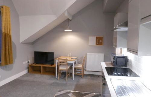 1 bed Apt close to Leeds Arena Sleeps up to 4 people F5 - Photo 2