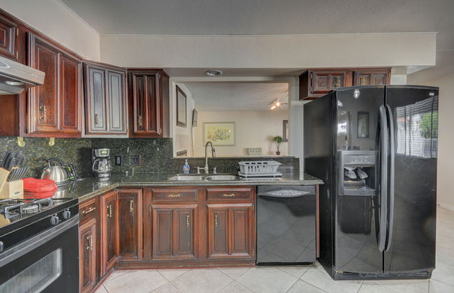 Luxurious 4BR House with Large Pool Near Strip - Foto 29