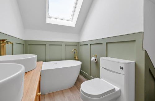 FLOUR MILL HOUSE at PITKERRO MILL, 4 double bedrooms, TVs, 3 en-suite, separate shower, wc, fully equipped kitchen, games room, large family lounge, private parking, WiFi, private garden and courtyard, long stay rates available through Honeycomb Hosts - Foto 21