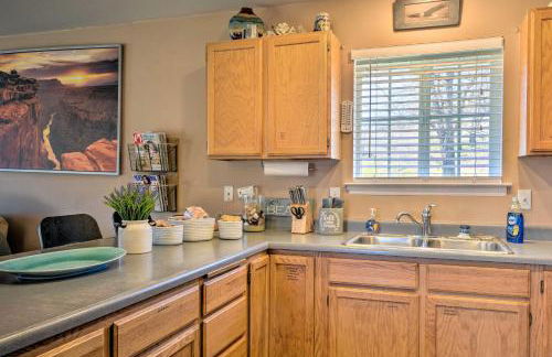 Cottage with Fire Pit and Deck on The Klamath River! - Foto 8