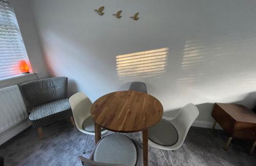 3BR, Sleeps 5, Free Parking, Fast WiFi, Near M62 & Leeds - Foto 22