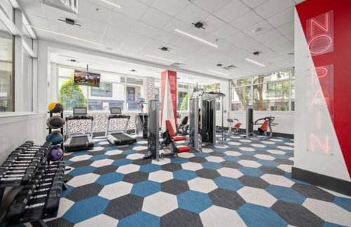 Luxury 1BR Resort Stay with WiFi, Pool, and Desk near Med Center and NRG - Foto 21