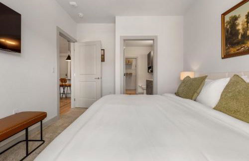 Polished Contemporary 2BR 2BA Private Balcony - Foto 18