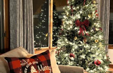 Stylish Mountain Chalet 15mins to Gore Mountain , Large Hot Tub, Playroom & Large Heated Pool - Foto 8