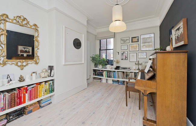 Interior Designed House With Garden in North West London by Underthedoormat - Foto 14