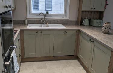 Kingfisher Lodge - Lakeside Lodge With Hot Tub - Foto 16