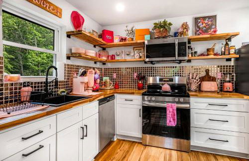 Unique Barbie-Themed Pink Cabin in Black Mountain, North Carolina - Foto 28