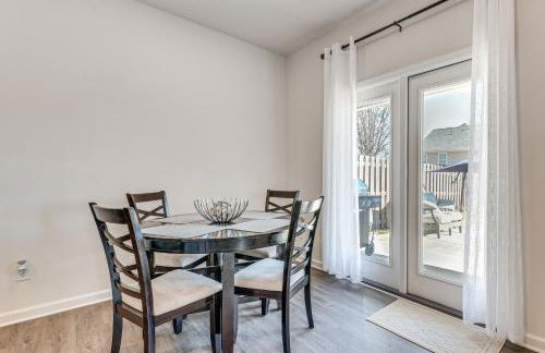 Near ATL! Spacious Townhome with Patio and WFH Setup - Foto 6