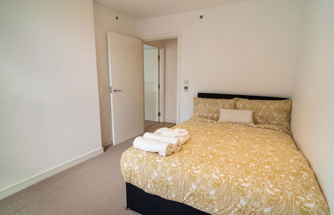 Luxury 2-bed Croydon Apartment Near Gatwick - Photo 3