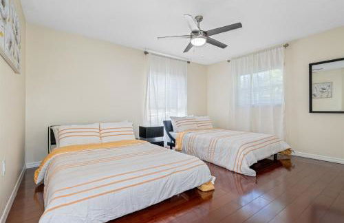 Spacious & Amazing Home w Big Pool and Patio - Photo 23