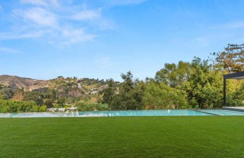 Luxurious 5BR Villa in BH with Pool, Theater, and Views - Foto 24