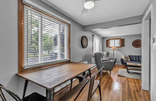 Gorgeous 2 Queen Bedroom Lower Apartment in North Buffalo with Free Driveway Parking - Foto 4