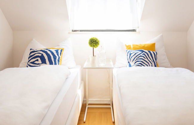 Cozy and Bright Duplex Near City Center - Photo 7