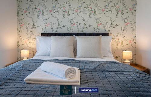 Luxury Retreat For 10 Short Lets & Serviced Accommodation Manchester with Hot Tub and Spacious Garden - Foto 18