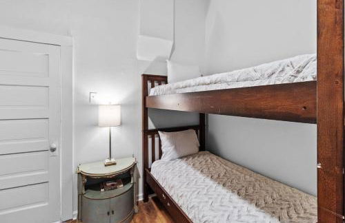 Southern Magnolia House with Porch Swing - Foto 15