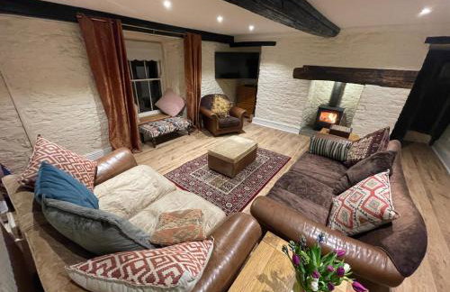 Large Historic Farmhouse in Rhondda Valley Perfect for Groups with Hot Tub - Foto 10