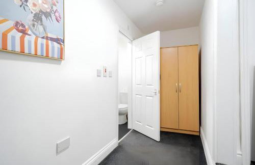 Stylish 3BR Derby Apartment - Sleeps 6, Central Location - Foto 28