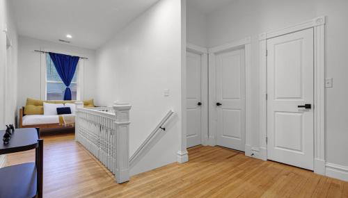 Hartford 5BR Family Home with Games BBQ Grill and Firepit - Foto 4