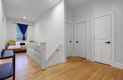 Hartford 5BR Family Home with Games BBQ Grill and Firepit - Foto 4