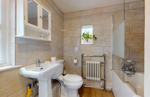 Chic 2BR with Private Backyard Near Loughton Tube - Foto 15
