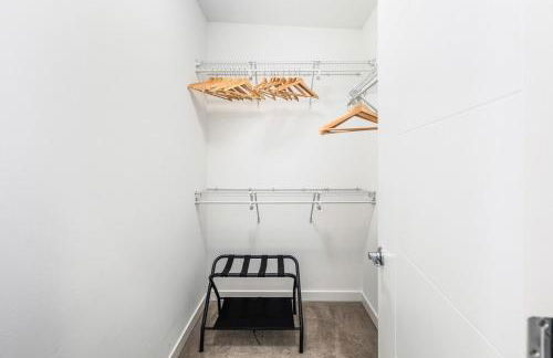 NEW! Central Ballard 3BR Townhome Fits 8 Free Parking AC Family Friendly - Foto 15